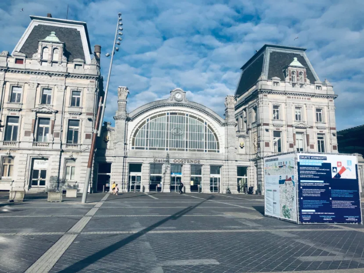 Bijkomende maatregelen voor treinen van en naar Oostende: Versterkte communicatie en betere spreiding reizigers