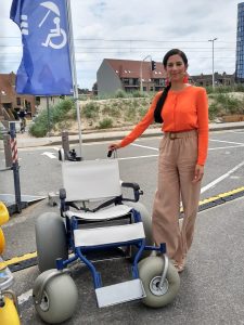 Stad Oostende viert 15 jaar Zon, Zee, Zorgeloos met aankoop elektrische alleterreinrolstoel
